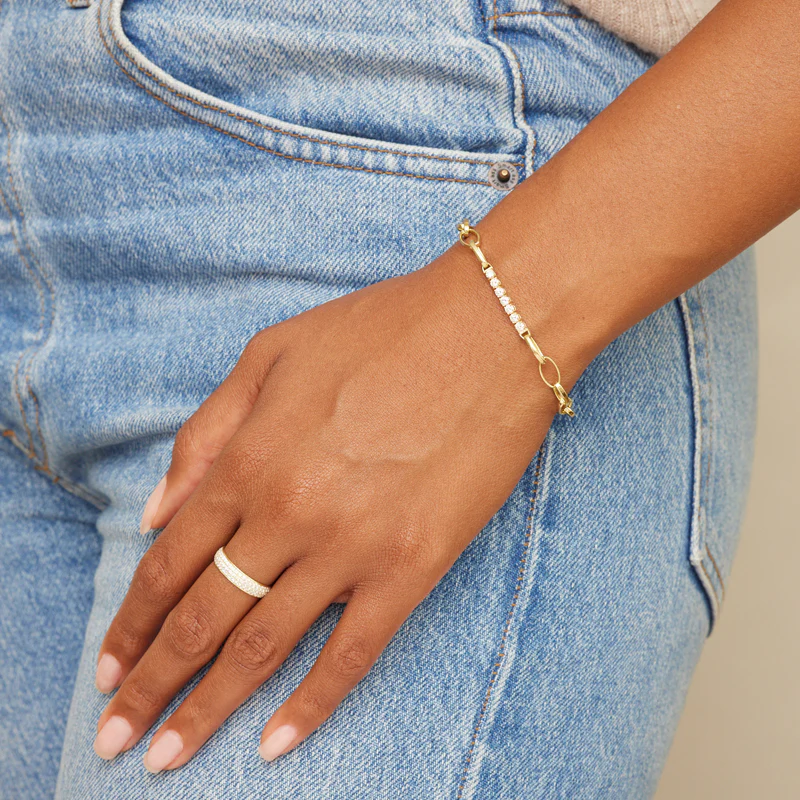 Medium Edith Link Bracelet with Large 4-Prong Diamond Accent - Image 2
