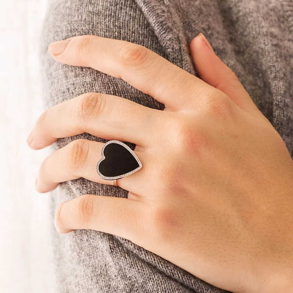 White Gold Onyx Inlay Heart Ring - Image 5